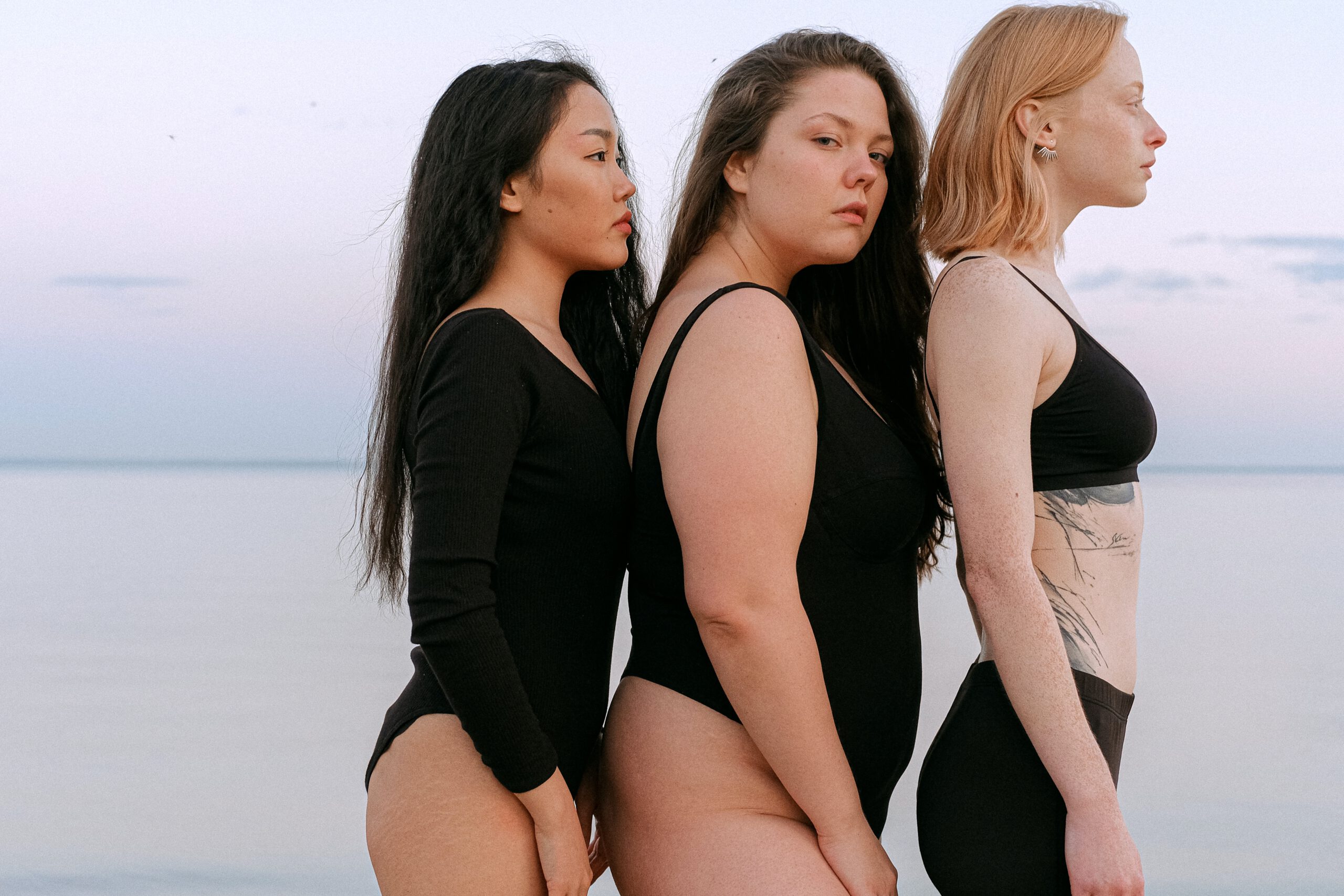 Trzy kobiety w różnych rozmiarach i kształtach sylwetki w czarnej bieliźnie