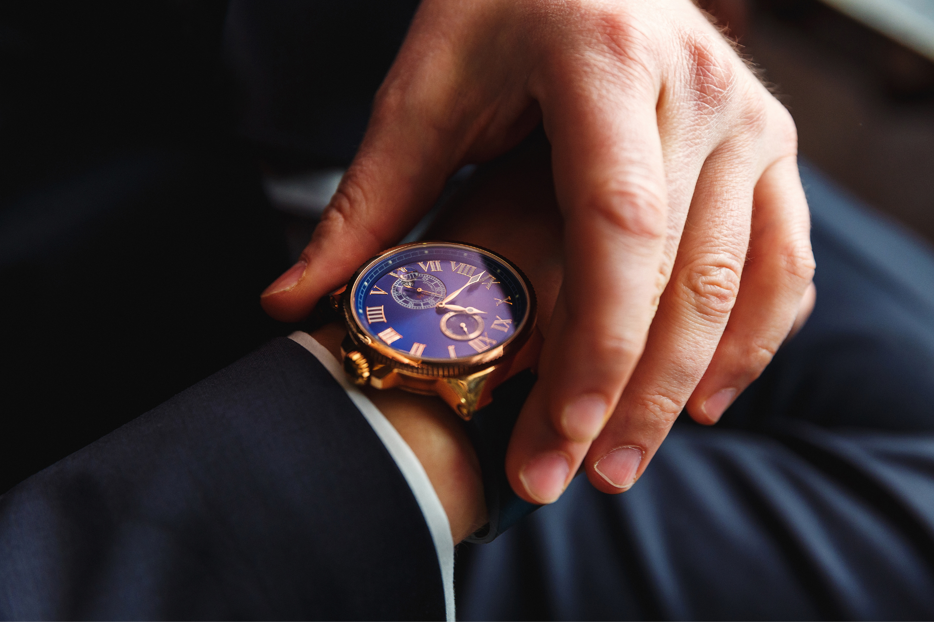 Mężczyzna ma na dłoni luksusowy zegarek